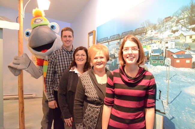 Gigoteau en compagnie du président de l’Association des pourvoyeurs de la rivière Ste-Anne, Steve Massicotte, la mairesse de Sainte-Anne-de-la-Pérade, Diane Aubut, la député de Champlain, Noëlla Champagne et la directrice générale de l’association, Isabelle Durette.