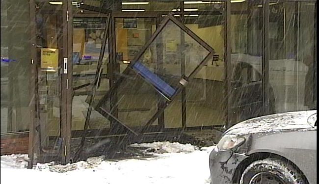 Les vitres et les portes devront être remplacées.