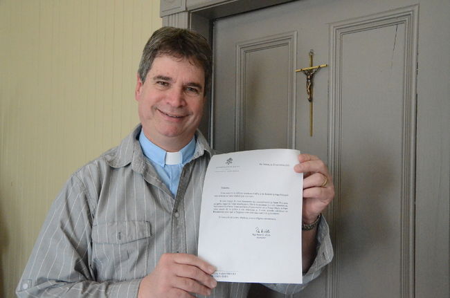 La lettre du Vatican la remerciant de son cadeau, datée du 25 novembre dernier, a grandement ému Andrée Pothier, la mère du curé François Doucet, de Pointe-du-Lac (sur la photo).