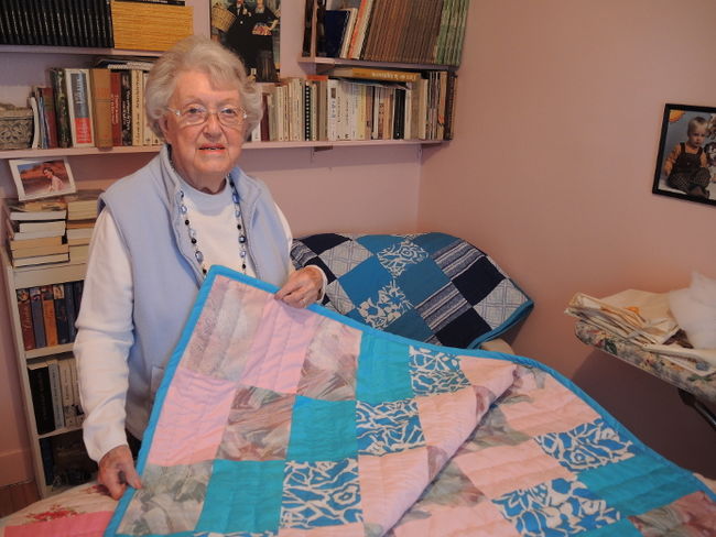 Mme Blouin confectionne des courtepointes pour l’ouvroir Ste-Madeleine depuis plusieurs années