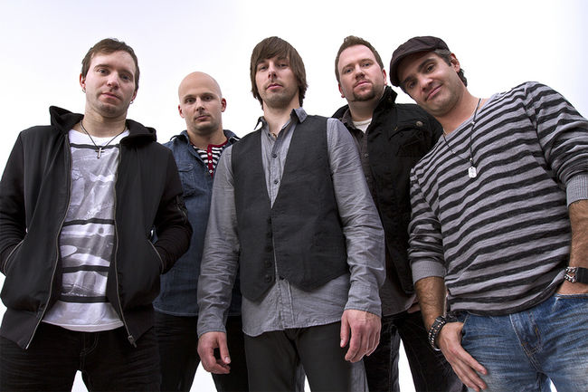 Les membres de Longue Distance: Nicolas Bélanger (voix), Jean-François Carrier (basse, piano), Michel Loranger (guitare), Steve Caron (percussions) et André Morneau (guitare).