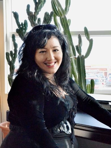 Martine Jean explore différents styles musicaux sur son premier album Tous Azimuts. 