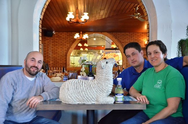 À l’avant: Dimitris et Ioanna Yannopoulos, copropriétaires du Grec Baie-Jolie. À l’arrière: Stéphane Gagnon, gérant du restaurant.