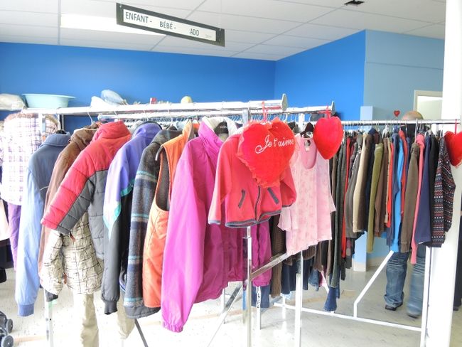 La friperie de COMSEP offre une plus grande variété de vêtements
