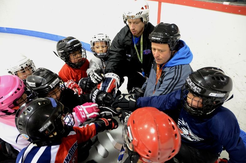 Le travail d'équipe et la discipline sont deux des valeurs que tentent d'inculquer les entraîneurs aux jeunes Atikameks.