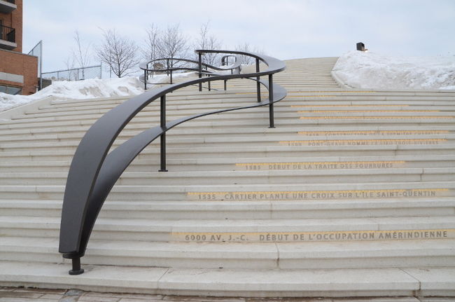 Une nouvelle rampe en acier inoxydable sera installée du côté droit de l'escalier ce printemps.