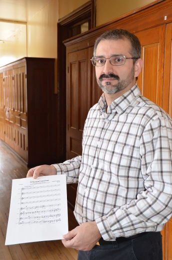 Luc Darveau est le directeur musical des Petits Chanteurs de Trois-Rivières. Il a reçu la dernière composition de Mgr Thompson la semaine dernière.