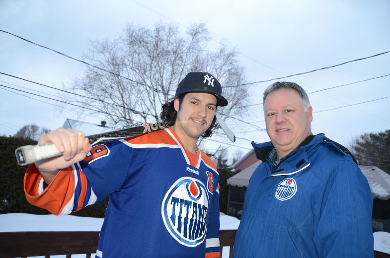 C’est à travers le hockey que Maxime Cossette et son père, Sylvain, ont trouvé réconfort.