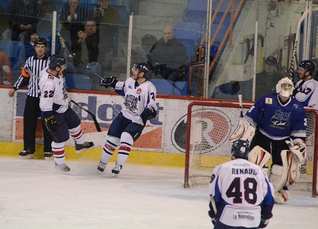 Kevin Asselin et Alexandre Jacques ont chacun marqué deux buts dans la victoire du Caron et Guay 5-2 sur le Cool FM.