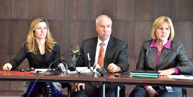 Dans l’ordre habituel: Dre Lise-Andrée Galarneau, infectiologue-microbiologiste, Dr Yves Lamirande, directeur des services professionnels et affaires médicales du CSSS de Trois-Rivières, et Lucie Letendre, directrice générale du CHRTR.