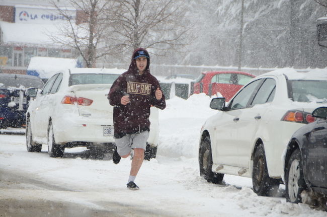 Les 25 cm de neige qui sont tombés sur la Mauricie n'ont pas ralenti ce jeune homme.