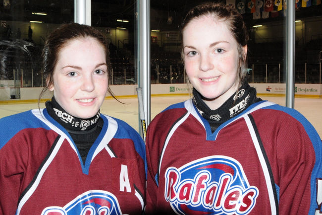 Maurane et Sophie Ricard de l'équipe de hockey de la Mauricie qui prend part au tournoi des Jeux du Québec.