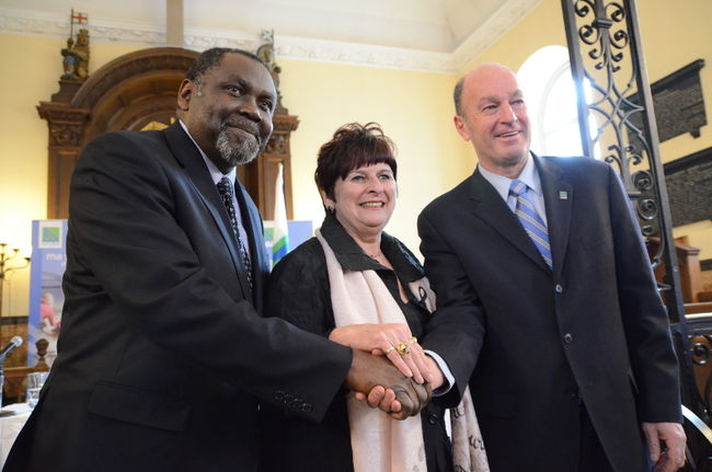 Maka Kotto, ministre québécois de la Culture et des Communications, Stella Montreuil, présidente de la Corporation de développement culturel de Trois-Rivières, et le maire Yves Lévesque.