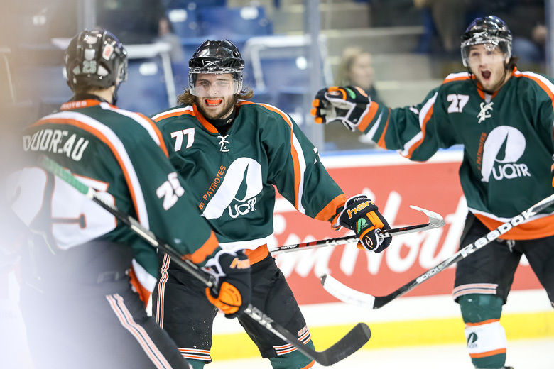 Maxime Gravel (77) a battu le gardien Dan Lacosta pour donner une avance de 3-2 aux siens.