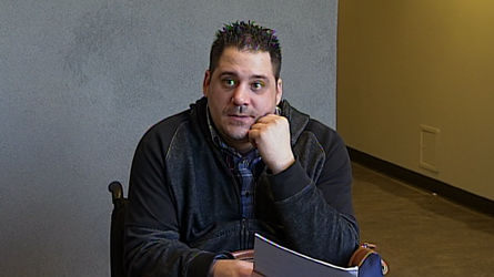 Sébastien Tremblay, un homme paraplégique reconnu coupable en juillet 2012 de voies de fait contre les policiers, d'entrave et de conduite avec les facultés affaiblies par l'alcool, a décidé de poursuivre les trois policiers qui ont procédé à son arrestation.