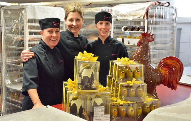 La maître chocolatière Nancy Samson, entourée de ses employées, Lyne Levasseur et Karine Brouillette.