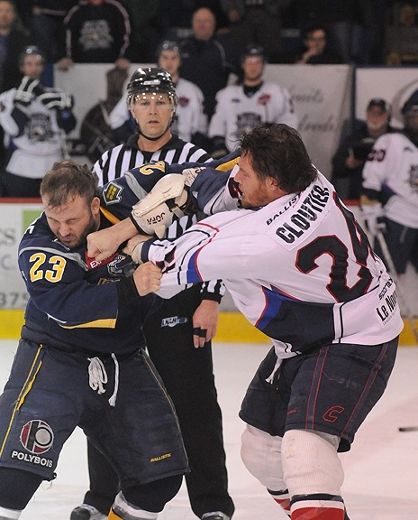 Blessé à la main, Chris Cloutier s'est entraîné avec l'équipe, mercredi. Il devrait être en mesure de participer à la série, lors de laquelle il aura comme rôle de déranger l’adversaire. Quant à l’Isothermic, il peut compter sur Martin Larivière (23) pour jouer ce rôle.