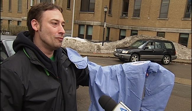 Patrick Champagne montre la combinaison qu’il doit porter pour se rendre à la Maison Ste-Claire.