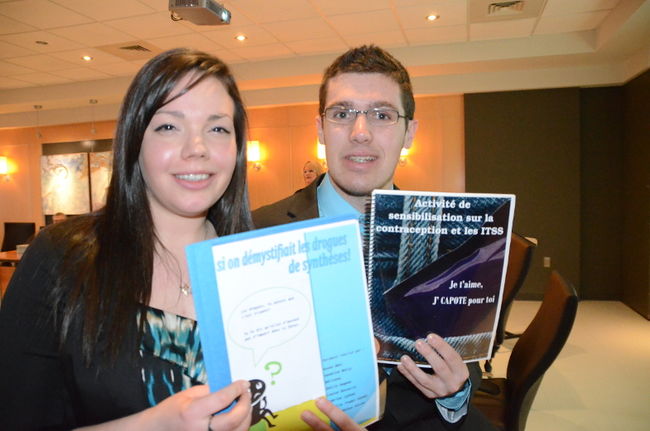 Marie-Hélène Vézina et David Richard, étudiants de deuxième année en technique de travail social, iront sur le terrain avec une poignée de leurs confrères et consœurs du cégep de Trois-Rivières pour informer et sensibiliser les jeunes du secondaire aux sujets des ITSS et des drogues de synthèse.