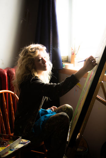 L'artiste à l'oeuvre dans son atelier.