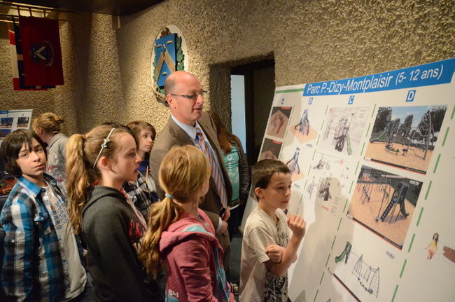 Le maire Yves Lévesque entouré de quelques jeunes membres du comité de sélection formé pour choisir les modules de jeux qui seront installés dans neuf parcs de Trois-Rivières.