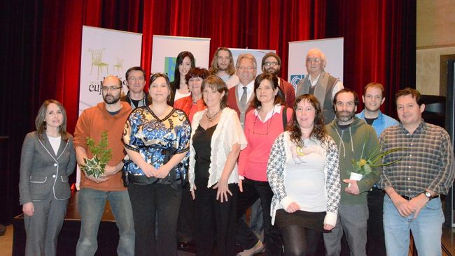 Une partie des finalistes présents lors du dévoilement des nommés, en compagnie de Stella Montreuil, présidente de la Corporation de développement culturel de Trois-Rivières et de Lisa Dugré, responsable des Grands Prix culturels de Trois-Rivières.