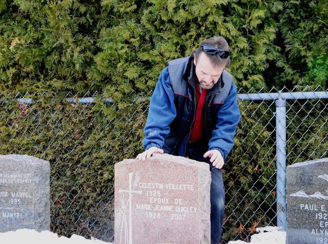Jeannot Veillette est allé vérifier l’état de la pierre tombale de sa mère, après que son père ait reçu la lettre du Cimetière Ste-Marie-Madeleine.