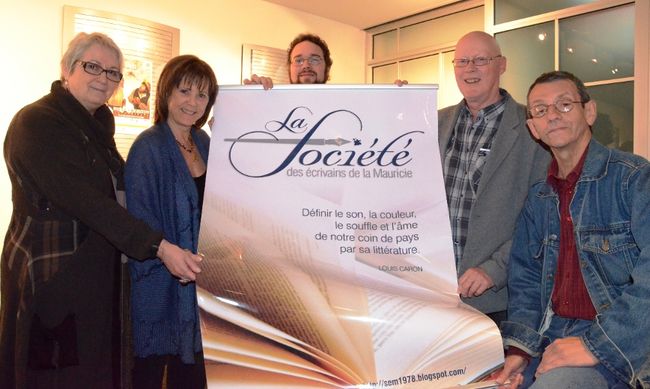 Christiane Dupont-Champagne, vice-présidente de la Société des écrivains de la Mauricie (SEM), Louise Lacoursière, présidente de la SEM, Guillaume Cassivi, gérant de la librairie Archambault, Daniel Dargis et Serge Mongrain, auteurs.