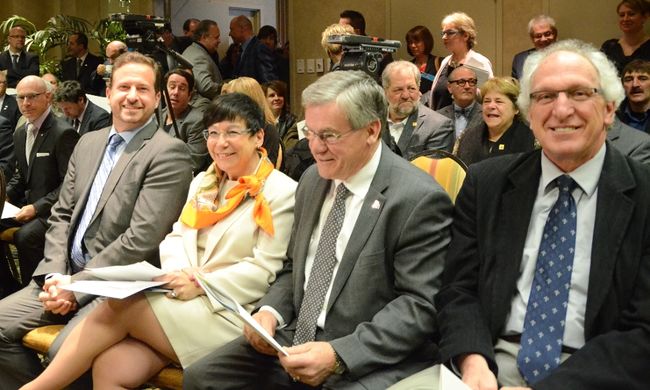 De gauche à droite: le ministre responsable de la région, Yves-François Blanchet, la ministre déléguée à la politique industrielle, Élaine Zakaïb, et les deux coprésidents de la Table de diversification économique, Réjean Hardy et Jean-Guy Paré. 