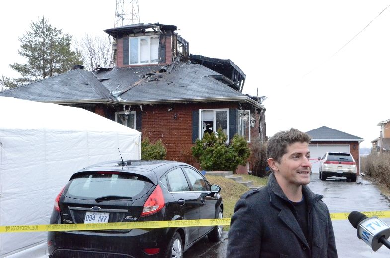 Maison ravagée par les flammes