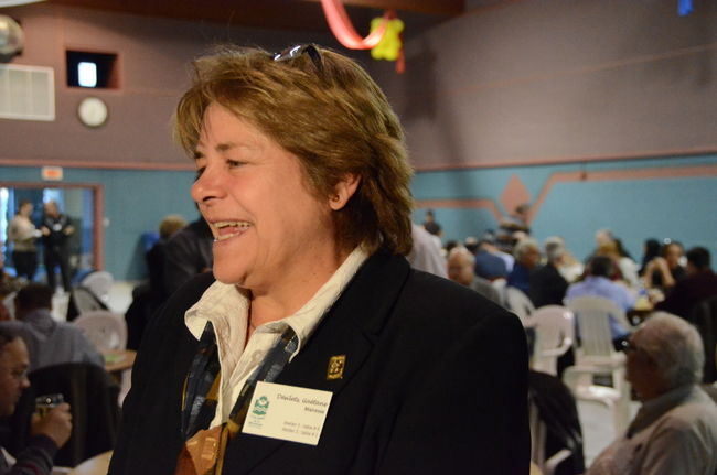 La mairesse de Bécancour, Gaétane Désilets, devant la foule de citoyens rassemblés pour discuter de projets de développement durable.