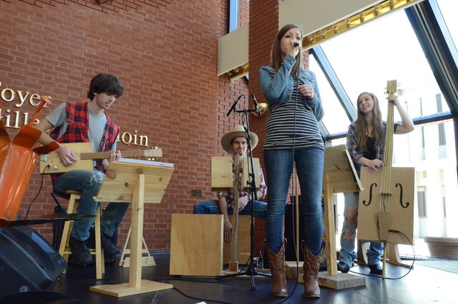La formation BROCHABÄL, qui utilise des instruments fabriqués à la main à partir de pièces de bois, sera en prestation le 26 avril au Centre culturel Pauline-Julien.