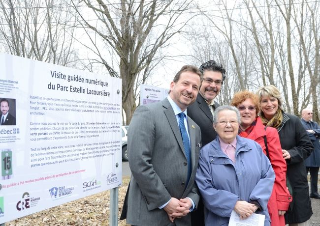De gauche à droite: le ministre Yves-François Blanchet, sœur Estelle Lacoursière, Marcel Binet, président des Productions de l’Envol du Grand Héron Bleu, Monique Leclerc, conseillère municipale, et Danielle St-Amand, députée de Trois-Rivières.