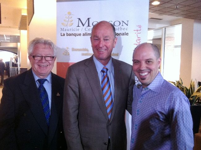 Le maire Yves Lévesque entouré de Jean-Guy Doucet, président du conseil d’administration de Moisson Mauricie/Centre-du-Québec, et de Stéphane Beaulac, porte-parole de l’organisme