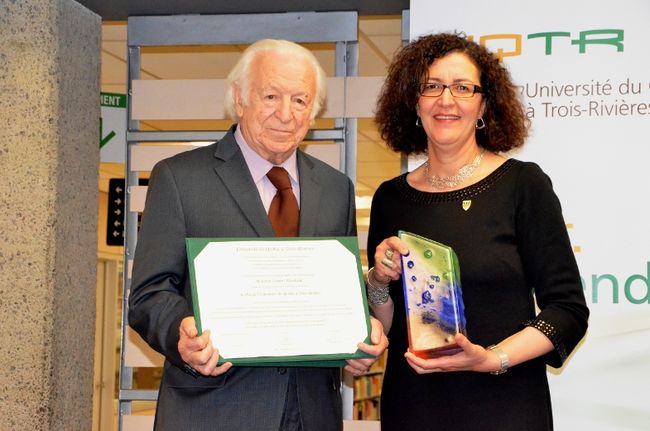 La rectrice Nadia Ghazzali, en compagnie de l’abbé Jean Panneton, qui représentait son ami Clément Marchand, à qui le prix de l’UQTR a été remis à titre posthume.