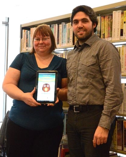 Marie-Claude Taillon, bibliothécaire de référence et formatrice, en compagnie de Simon Vadnais, coordonateur aux communications et technologies des bibliothèques de Trois-Rivières.