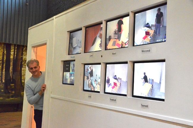 L’artiste Luc Beauchesne, dans son atelier virtuel, lors de l’exposition présentée au Centre d’éducation des adultes de la Commission scolaire Chemin-du-Roy.
