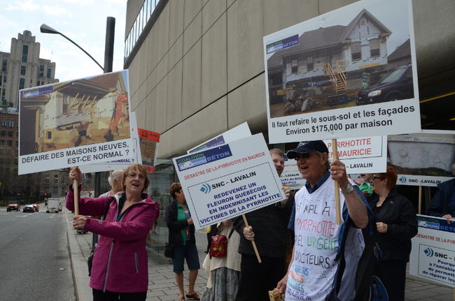 Une quarantaine de victimes de la pyrrhotite ont manifesté devant le Palais des congrès de Montréal jeudi, où se tenait l’assemblée générale annuelle de SNC-Lavalin.