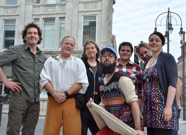De droite à gauche: Isabelle Gauvin, artiste et cofondatrice de l’Évènement Mosaïque, Guy Marcotte, propriétaire des Café Morgane et partenaire de l’évènement, et Igor Bartula, artiste et cofondateur de l’Évènement Mosaïque. Ils posent en compagnie d’une poignée d’artistes qui participeront à la troisième édition.