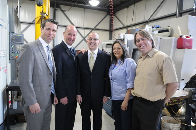 Hugues Doucet, directeur du bureau de la valorisation de la recherche à l’UQTR, le maire de Trois-Rivières, Yves Lévesque, le professeur titulaire de la Chaire, Darli Rodrigues Vieira et Hélène St-Arnault et Frédéric Tremblay de chez MF2 AERO/RB.