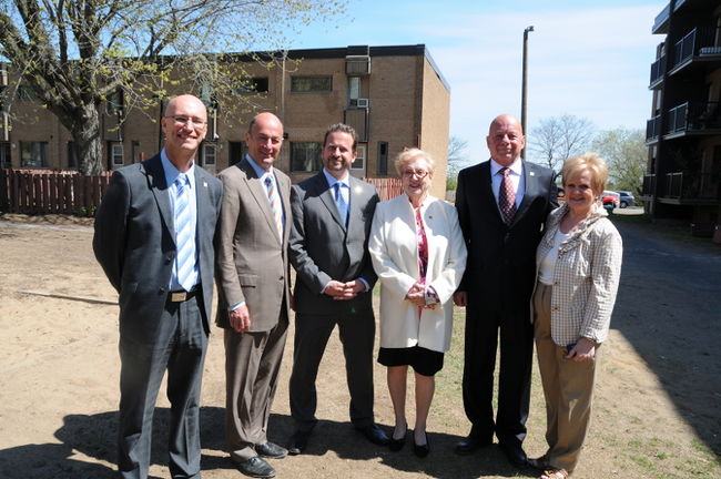 Marco Bélanger, de l’Office municipal d’habitation de Trois-Rivières, Yves Lévesque, maire de Trois-Rivières, Yves-François Blanchet, ministre du Développement durable, de l’Environnement, de la Faune et des Parcs et ministre responsable des régions de la Mauricie et du Centre-du-Québec, Suzanne Fortin-Duplessis, sénatrice, Robert De Nobile, président de l’Office municipal d’habitation de Trois-Rivières et Noëlla Champagne, députée de Champlain