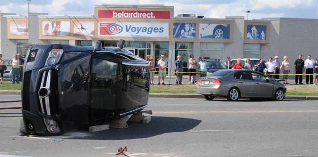 La Mercedes s'est renversée sous le coup de l'impact.