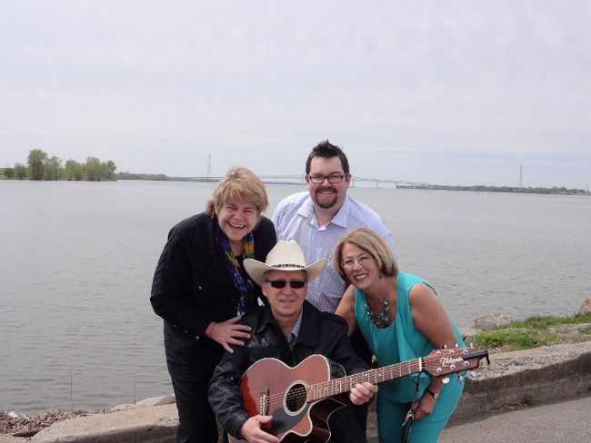Sur la photo: Gaétane Désilets, mairesse de Bécancour, Pascal Doucet, responsable de la programmation du Rendez-vous Ô Fleuve, Claude Lefebvre, artiste country, et Carmen Pratte, présidente du Rendez-vous Ô Fleuve.