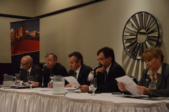 De gauche à droite: Pierre Allen, secrétaire corporatif de l’Administration portuaire de Trois-Rivières (APTR), Claude Lefebvre, de chez Malette, Cléo Marchand, président du conseil d’administration de l’APTR, Gaétan Boivin, président-directeur général, et Martine Gravel, vice-présidente.<@