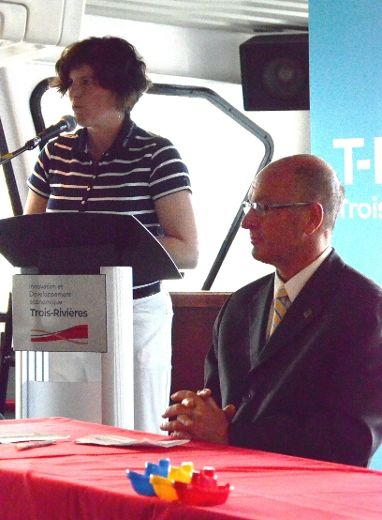 La directrice de Tourisme Trois-Rivières, Yolaine Masse, a dévoilé la nouvelle campagne de promotion de son organisme, en compagnie du maire Yves Lévesque, à bord du Coudrier de l’Anse.