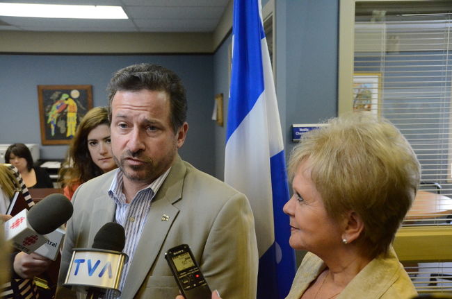 C’est le ministre responsable de la région, Yves-François Blanchet, qui a annoncé ce sursis, une « décision d’affaires » insiste-t-il. On le voit en compagnie de la députée de Champlain, Noëlla Champagne.