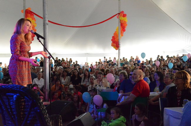 Au-delà de 1500 personnes s'étaient réunies à Sainte-Anne-de-la-Pérade pour rendre hommage à Valérie Carpentier et l'entendre chanter son premier succès.