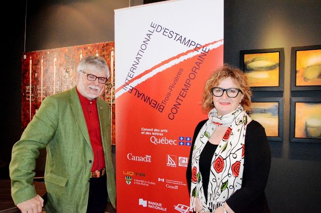 John R. Porter est le président d’honneur de la 8e Biennale internationale d’estampe contemporaine de Trois-Rivières. Il pose en compagnie de la présidente de l’évènement, Jo Ann Lanneville.