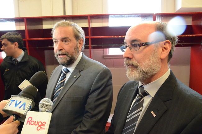 Le chef du NPD, Thomas Mulcair, amateur de baseball, a visité le stade Fernand-Bédard lors de son passage à Trois-Rivières, le 24 mai.