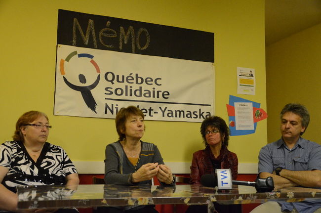 Françoise David a profité de son passage à Nicolet pour visiter la Ressource Aide Alimentaire. Elle est ici entourée de Gaétane Letendre, présidente de l’organisme, Francine Baril, coordonatrice, et Claude Côté, vice-président.